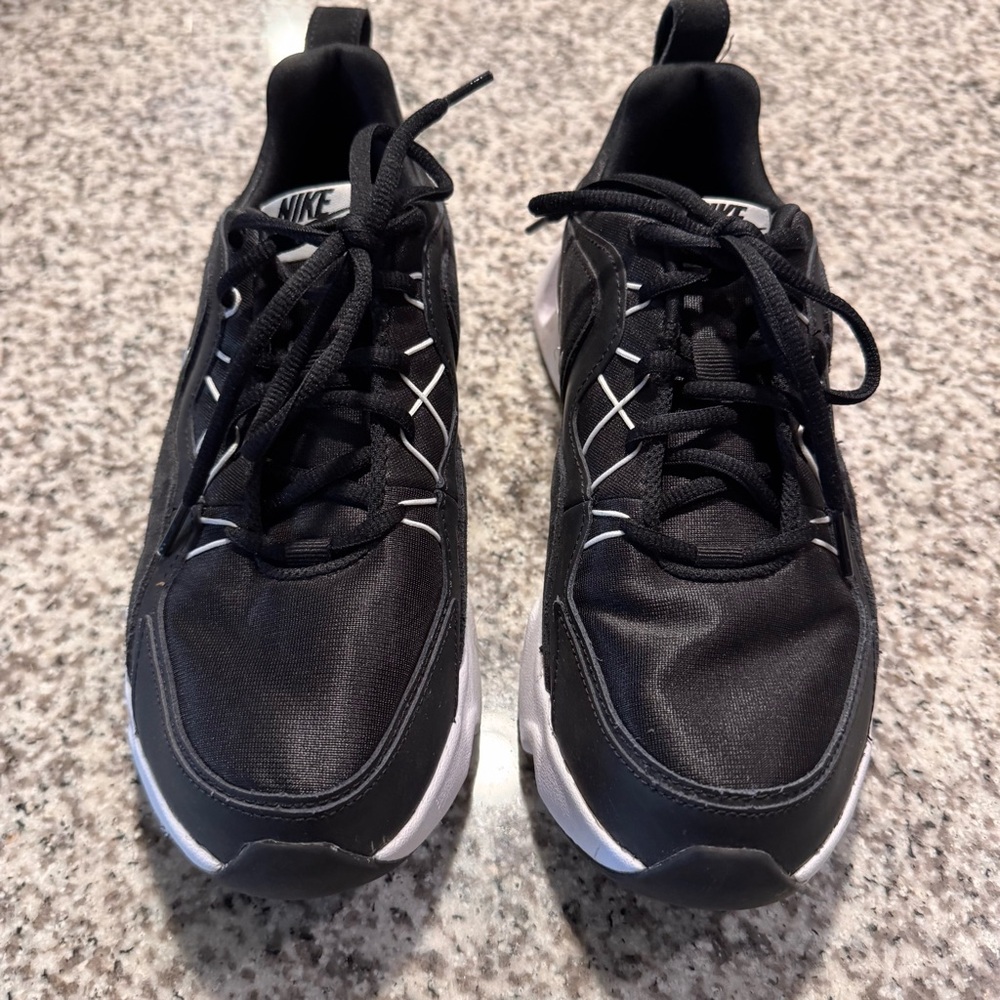 Nike RYZ 365 Women’s Black and White Athletic Shoes Size 9.5
